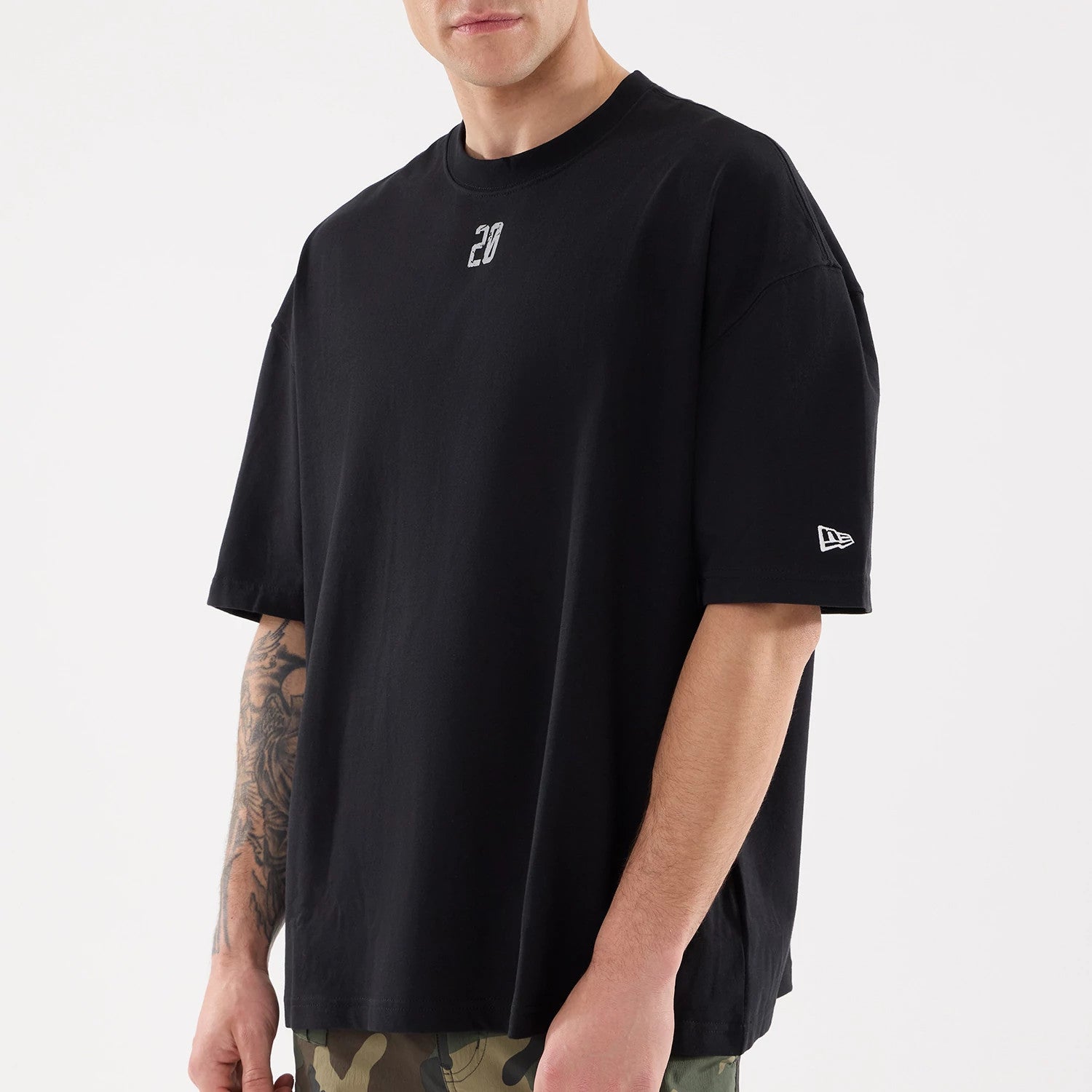 The model is wearing this New Era Street Archived City Oversized T-Shirt in black. 3