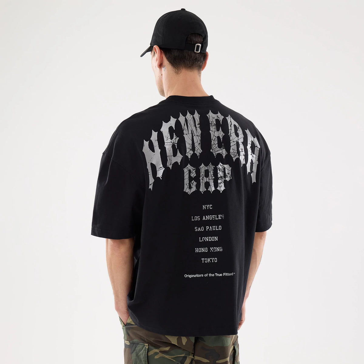 The model is wearing this New Era Street Archived City Oversized T-Shirt in black. 2
