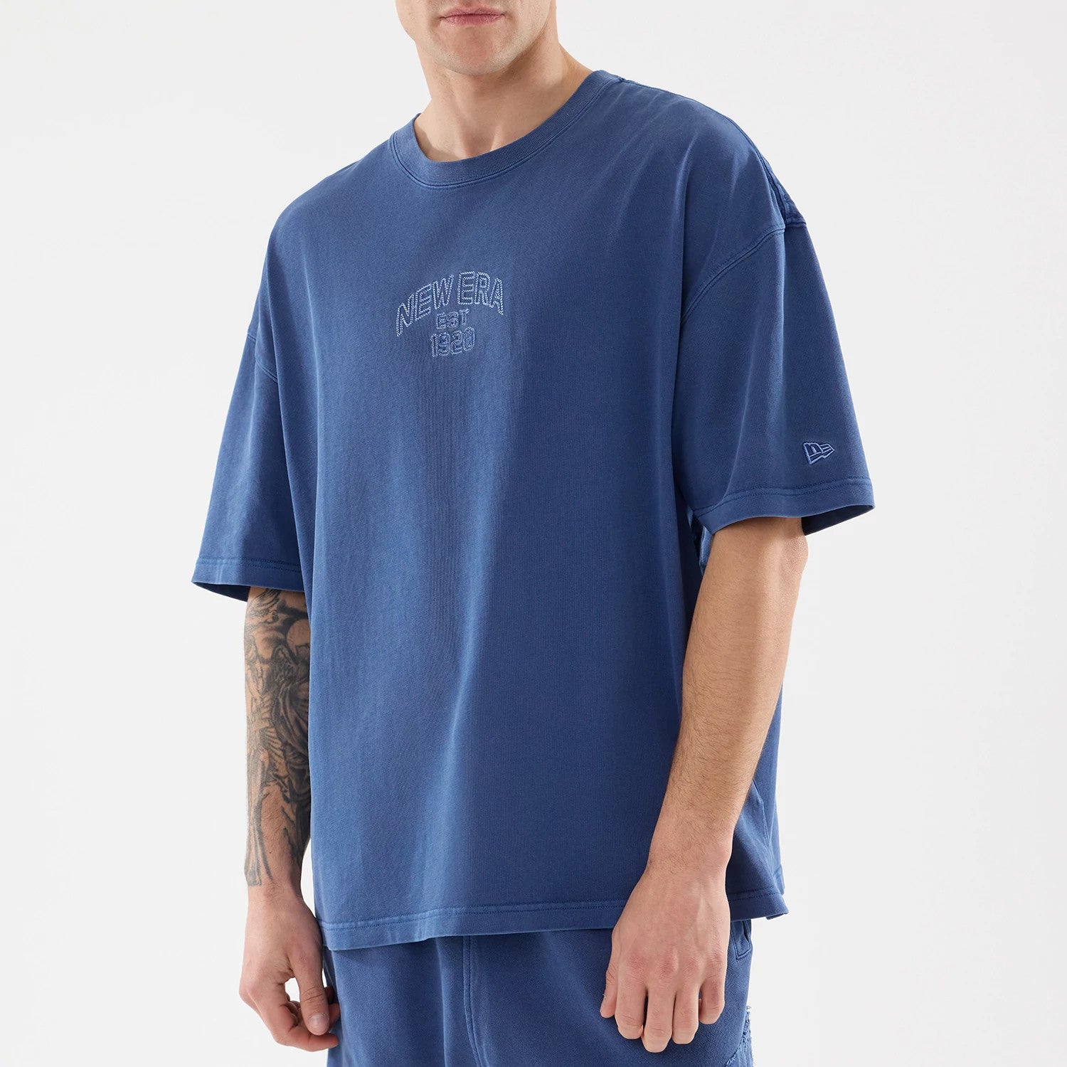 The model is wearing this New Era Street Archived Oversized T-Shirt in blue. 5