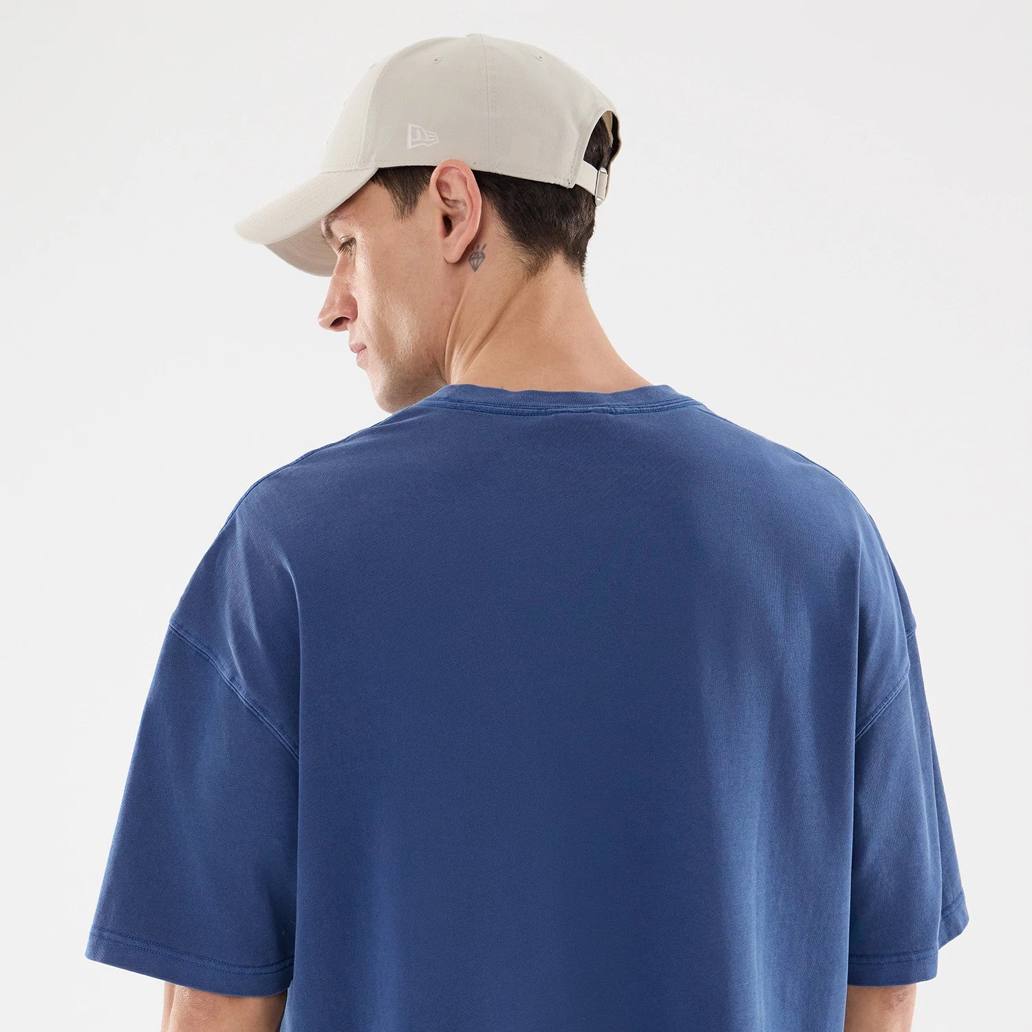 The model is wearing this New Era Street Archived Oversized T-Shirt in blue. 4