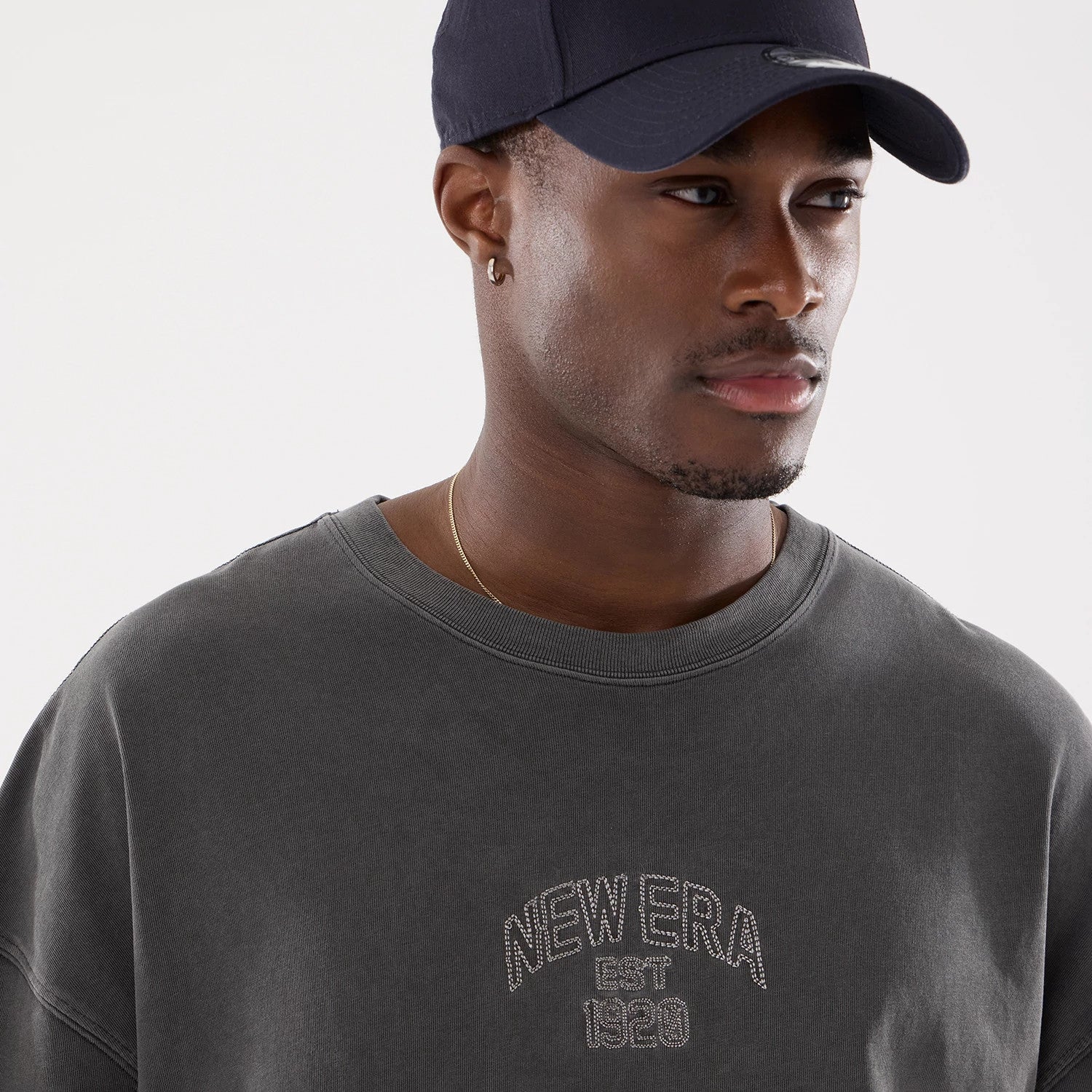 The model is wearing this New Era Street Archived Oversized T-Shirt in black. 4