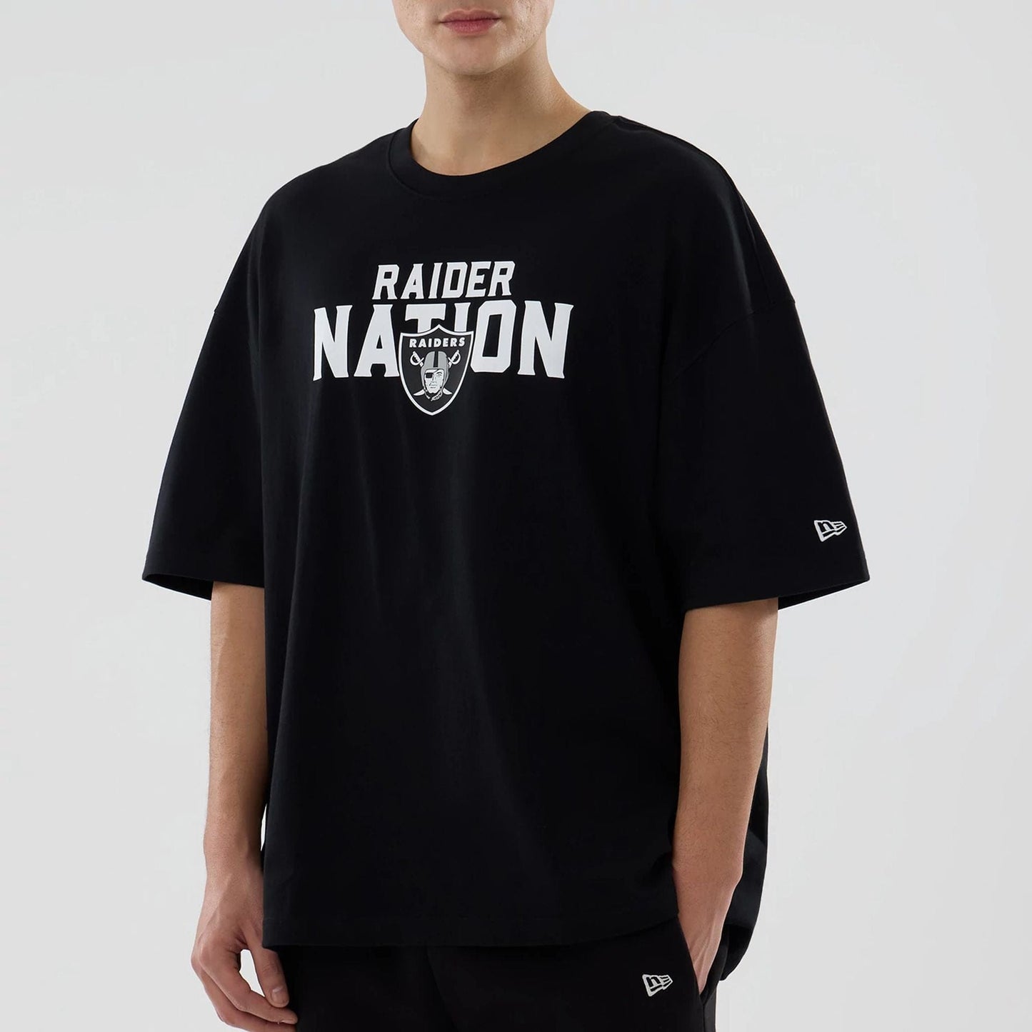 The model is wearing this NFL Rivalry Las Vegas Raiders Oversized T-Shirt in black. 5