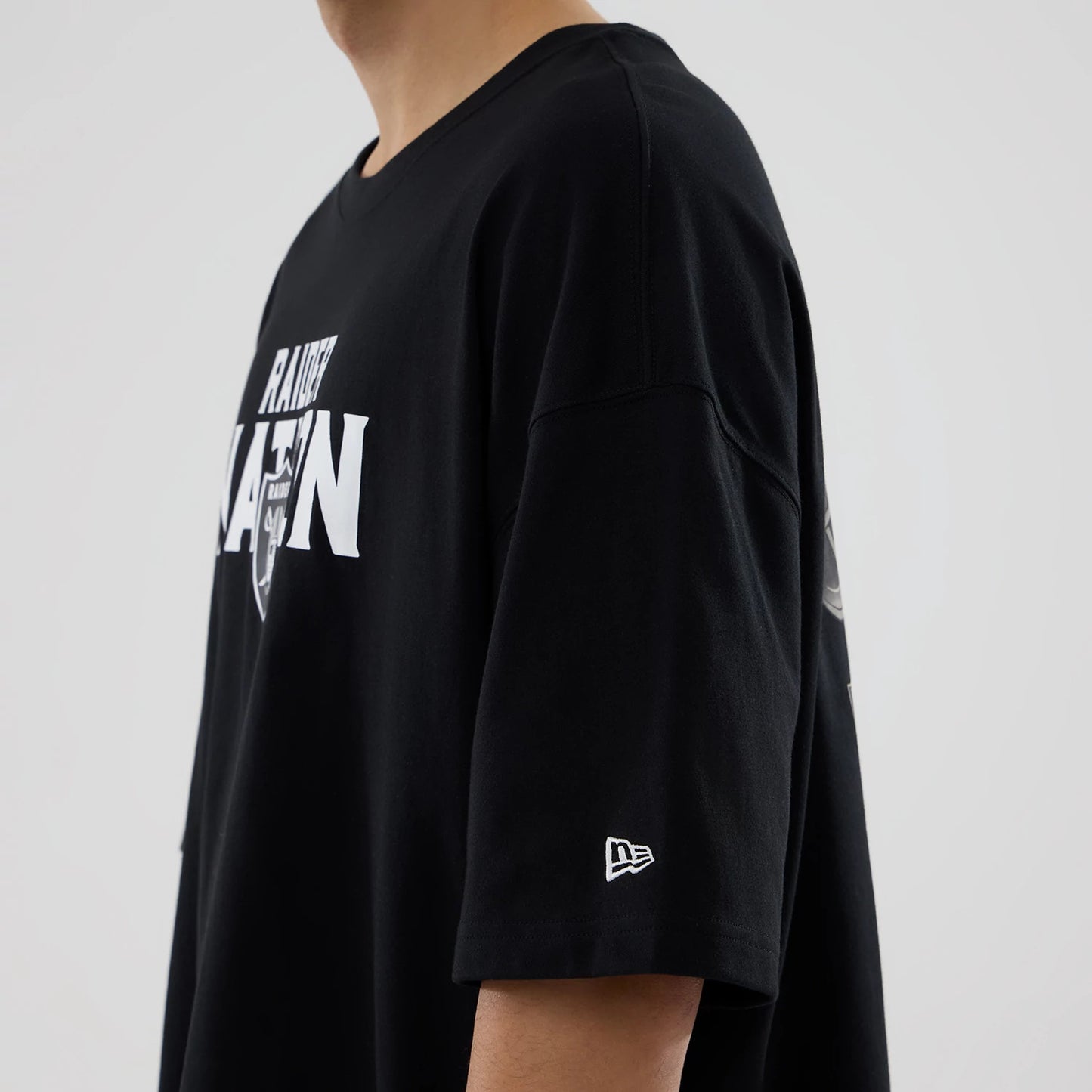 The model is wearing this NFL Rivalry Las Vegas Raiders Oversized T-Shirt in black. 6