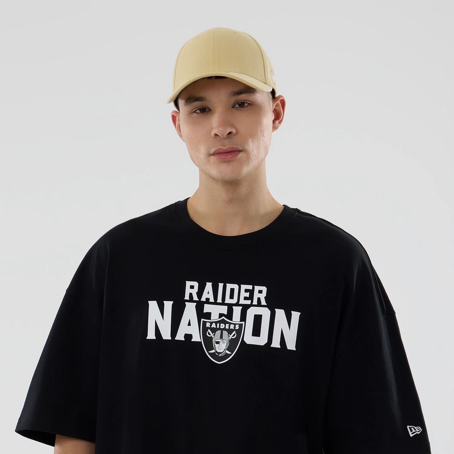 The model is wearing this NFL Rivalry Las Vegas Raiders Oversized T-Shirt in black. 7
