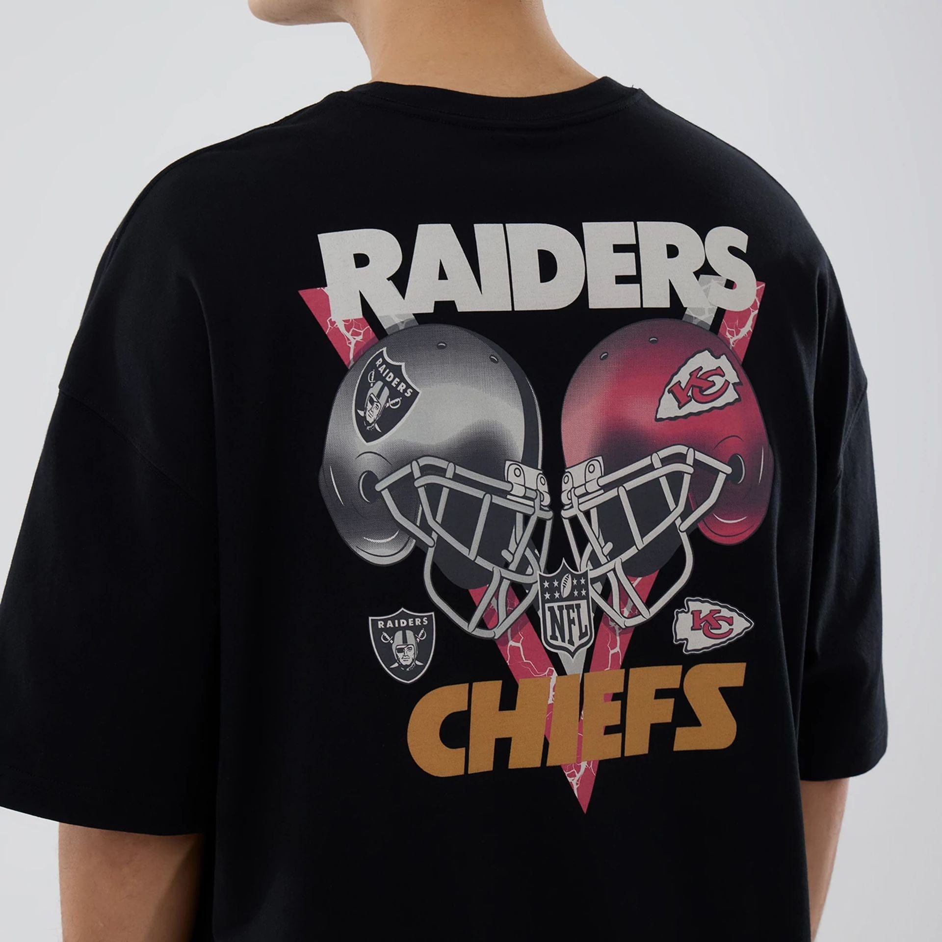 The model is wearing this NFL Rivalry Las Vegas Raiders Oversized T-Shirt in black. 4