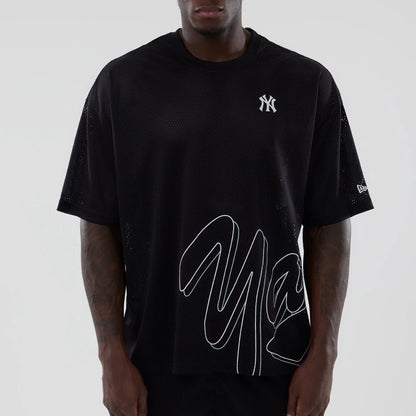The model is wearing this MLB Mix League New York Yankees Oversized Mesh T-Shirt in black. 3