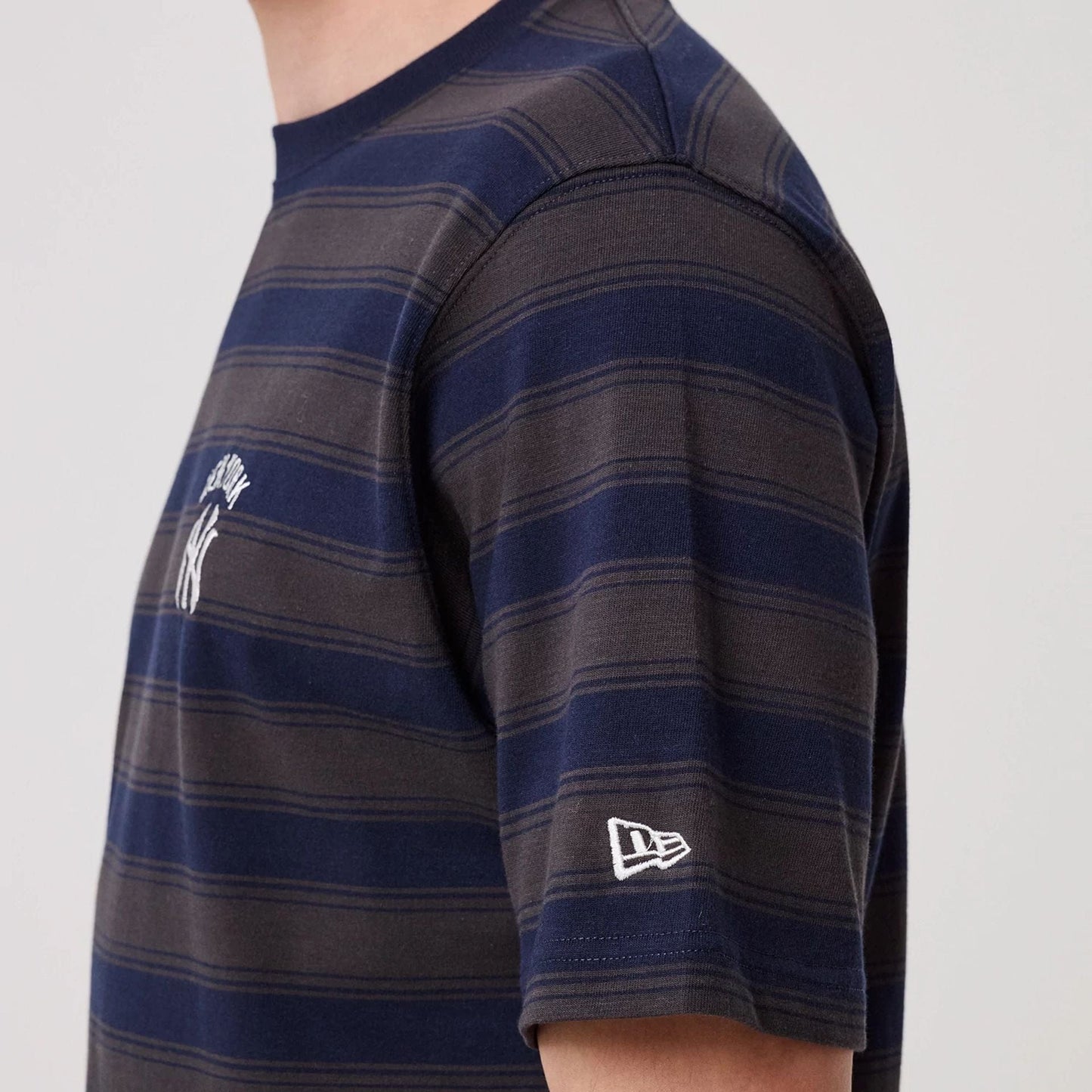 The model is wearing this MLB Border New York Yankees Oversized T-Shirt in navy. 5