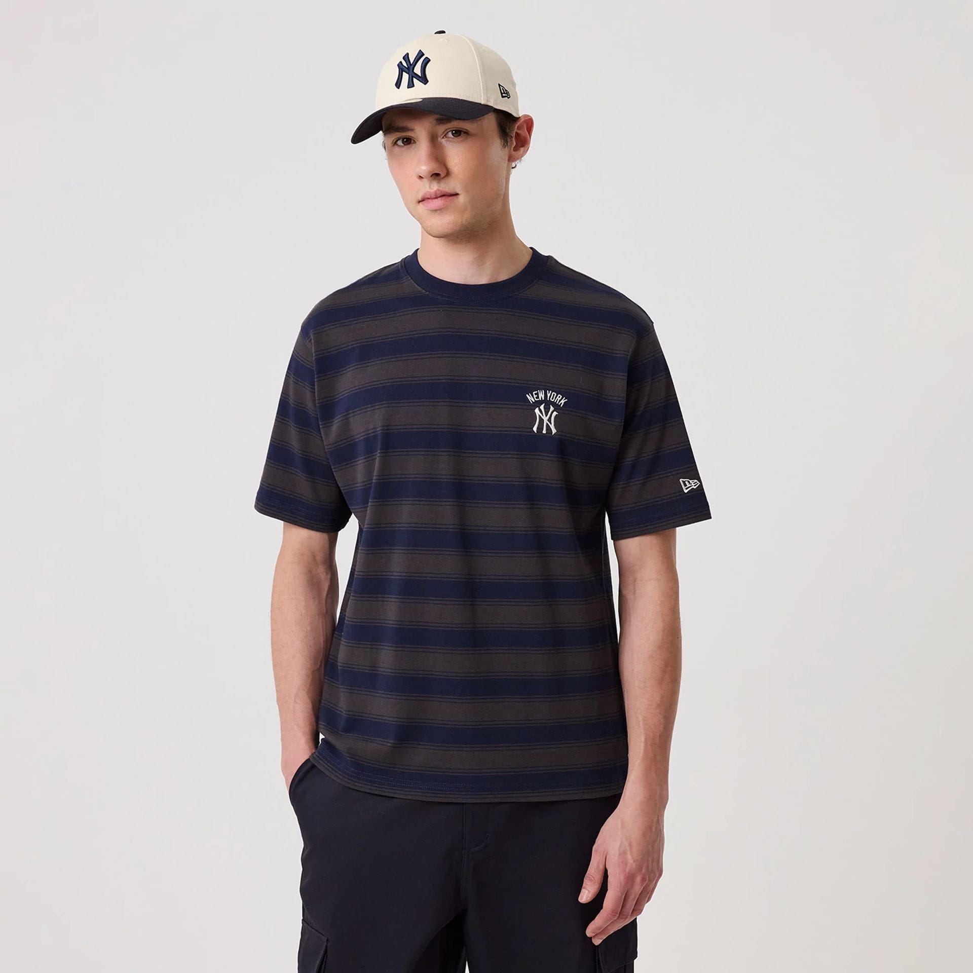 The model is wearing this MLB Border New York Yankees Oversized T-Shirt in navy. 1