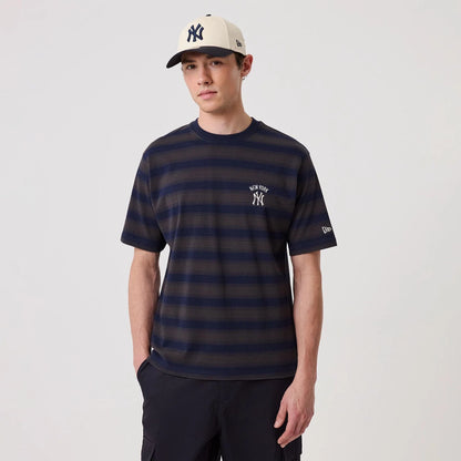 The model is wearing this MLB Border New York Yankees Oversized T-Shirt in navy. 1