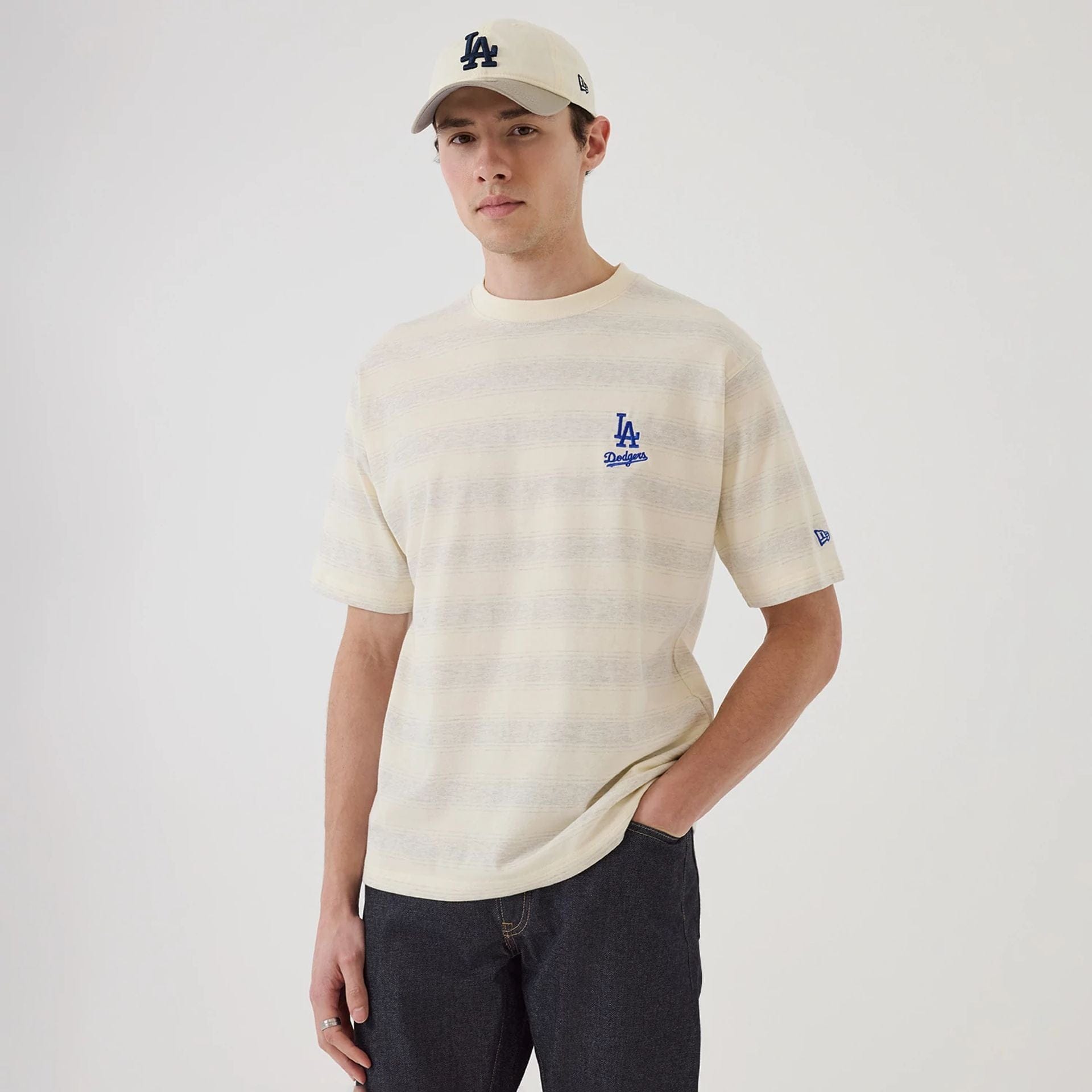The model is wearing this MLB Border LA Dodgers Oversized T-Shirt in cream. 1