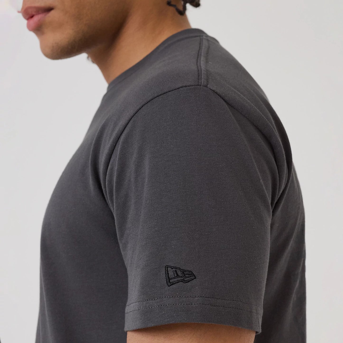 The model is wearing this New Era Circle T-Shirt in Grey. 6