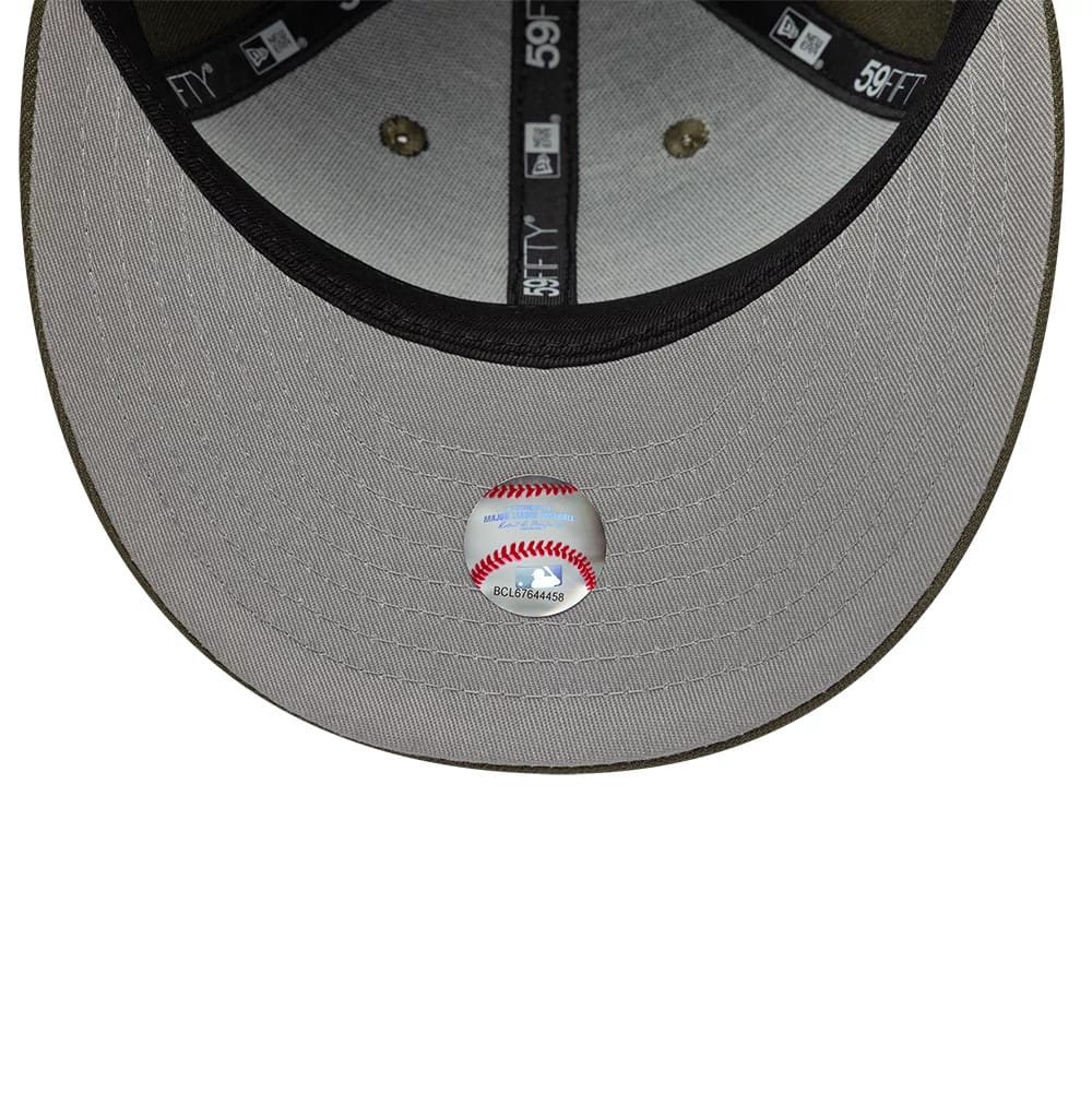 Pictured is this MLB College Varsity Seattle Mariners Low Profile 59FIFTY Fitted cap in dark green. 2