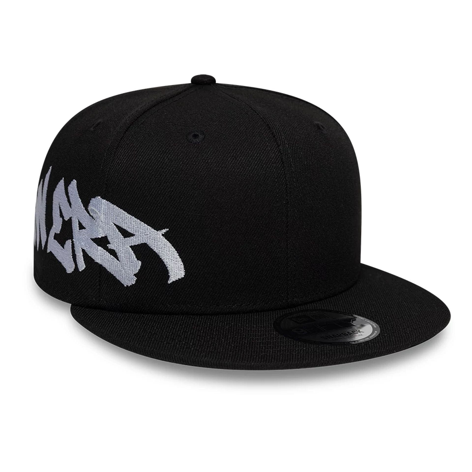 Pictured is this New Era Essential Tagging 9FIFTY Snapback cap in black. 4