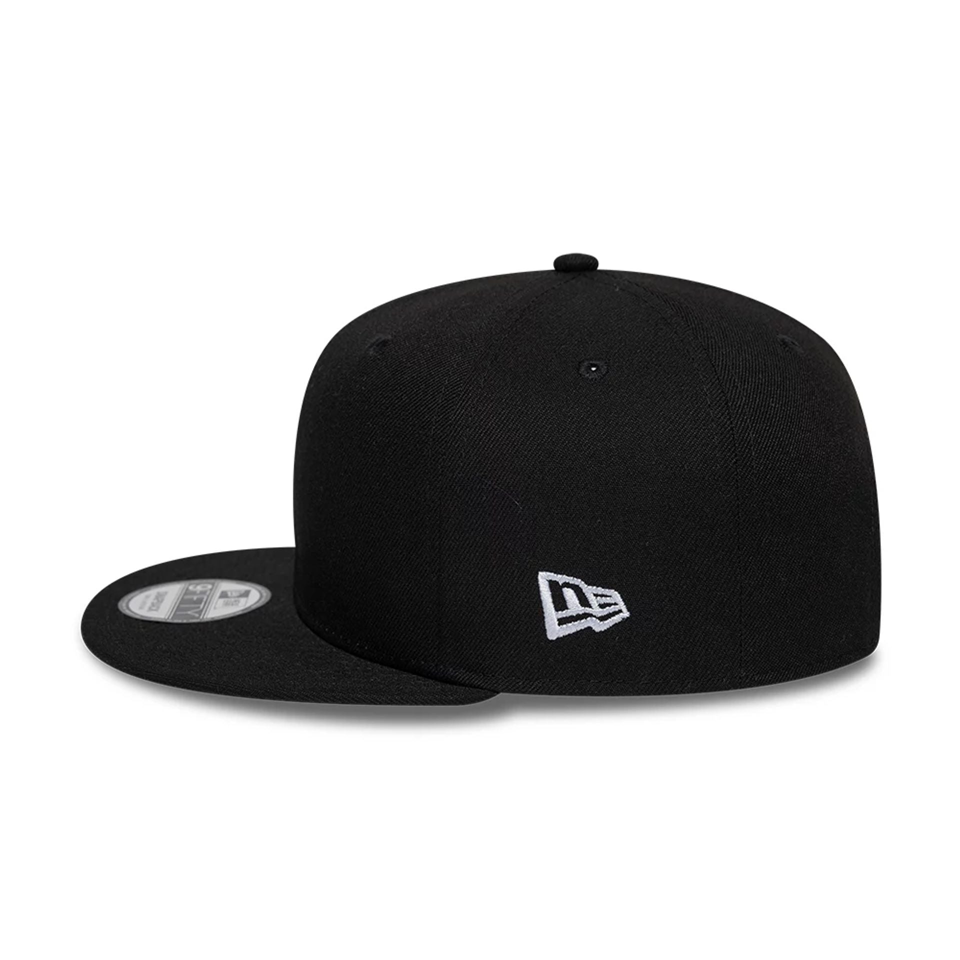 Pictured is this New Era Essential Tagging 9FIFTY Snapback cap in black. 6
