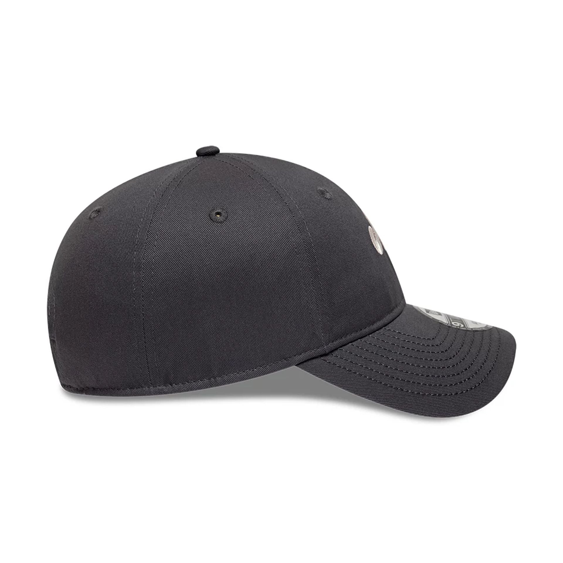 Pictured is this New Era Sakura Nagashi 9TWENTY cap in dark grey. 7