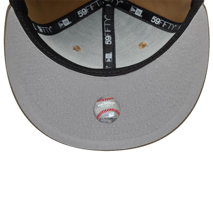 Pictured is this MLB Gros Grain New York Yankees 59FIFTY Fitted cap in Beige. 2
