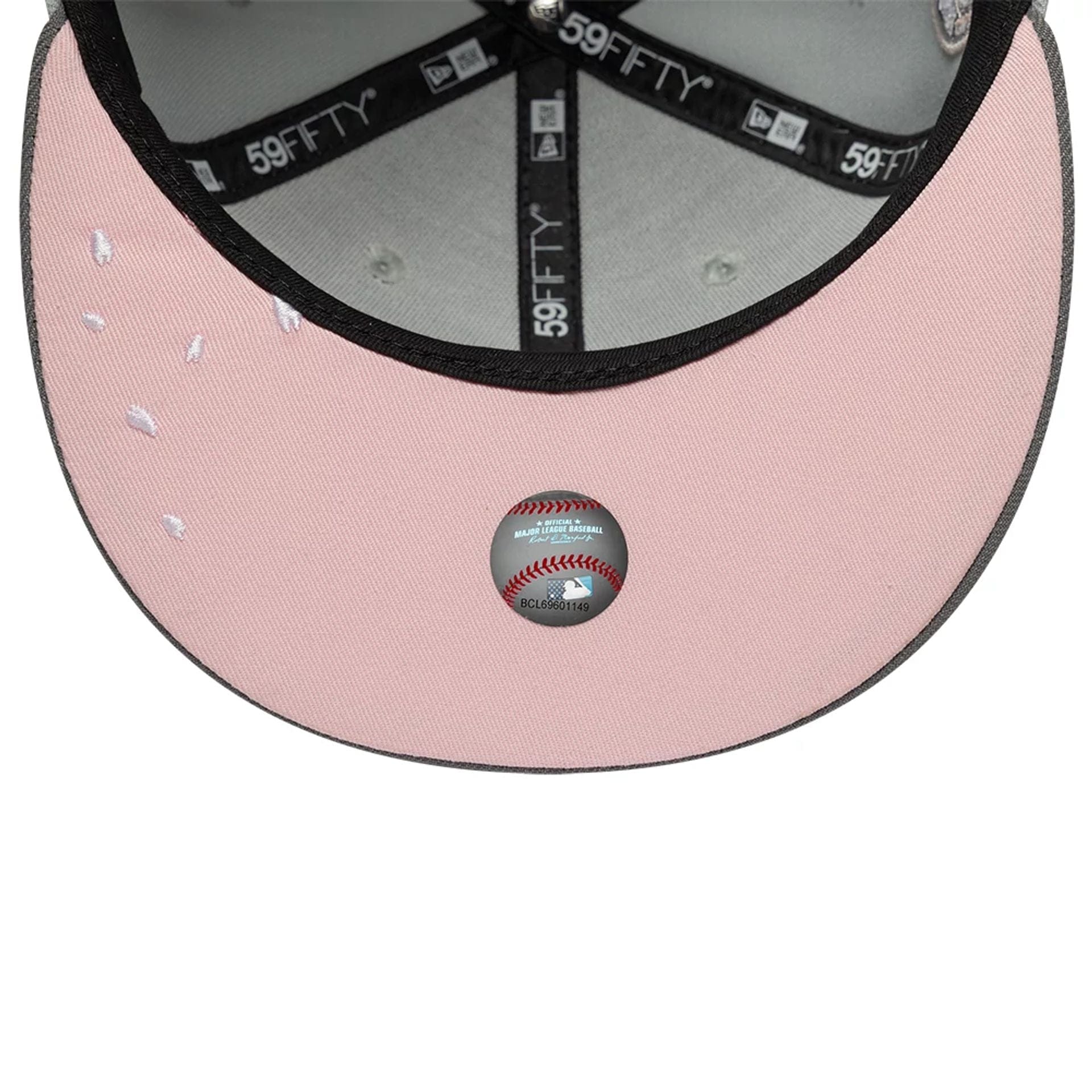 Pictured is this MLB Sakura Nagashi LA Dodgers 59FIFTY Fitted cap in grey. 2