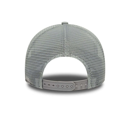 Pictured is this New Era Wall Art Bubble 9FORTY A-Frame Trucker cap in Light Grey. 4