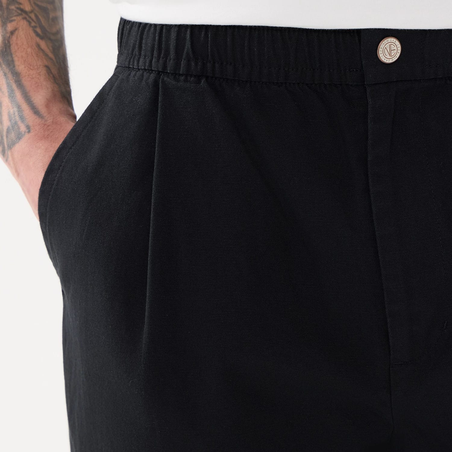 The model is wearing this New Era Balloon Leg Trousers in black. 5