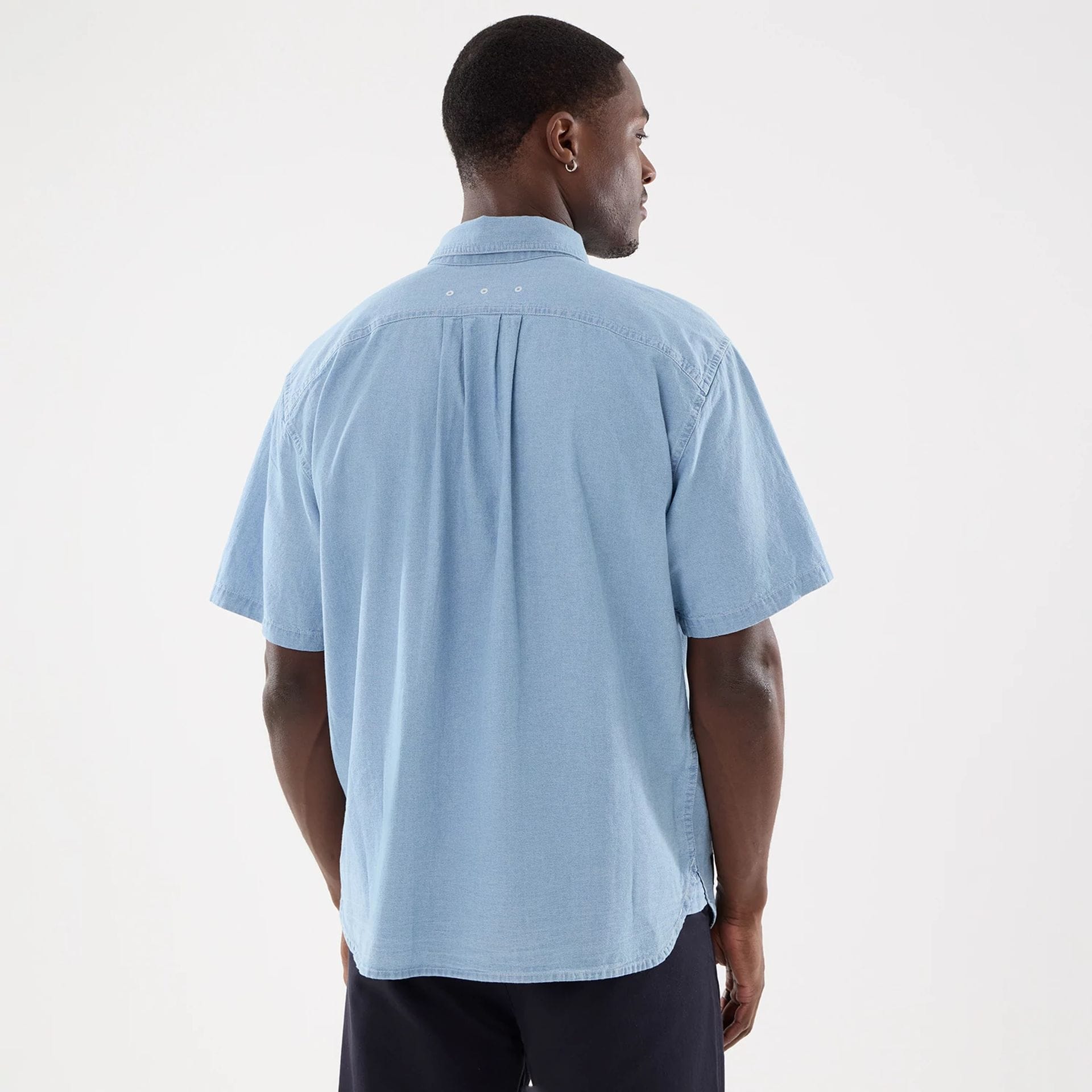 The model is wearing this New Era Originators Chambray Short Sleeve Shirt in bright blue. 2