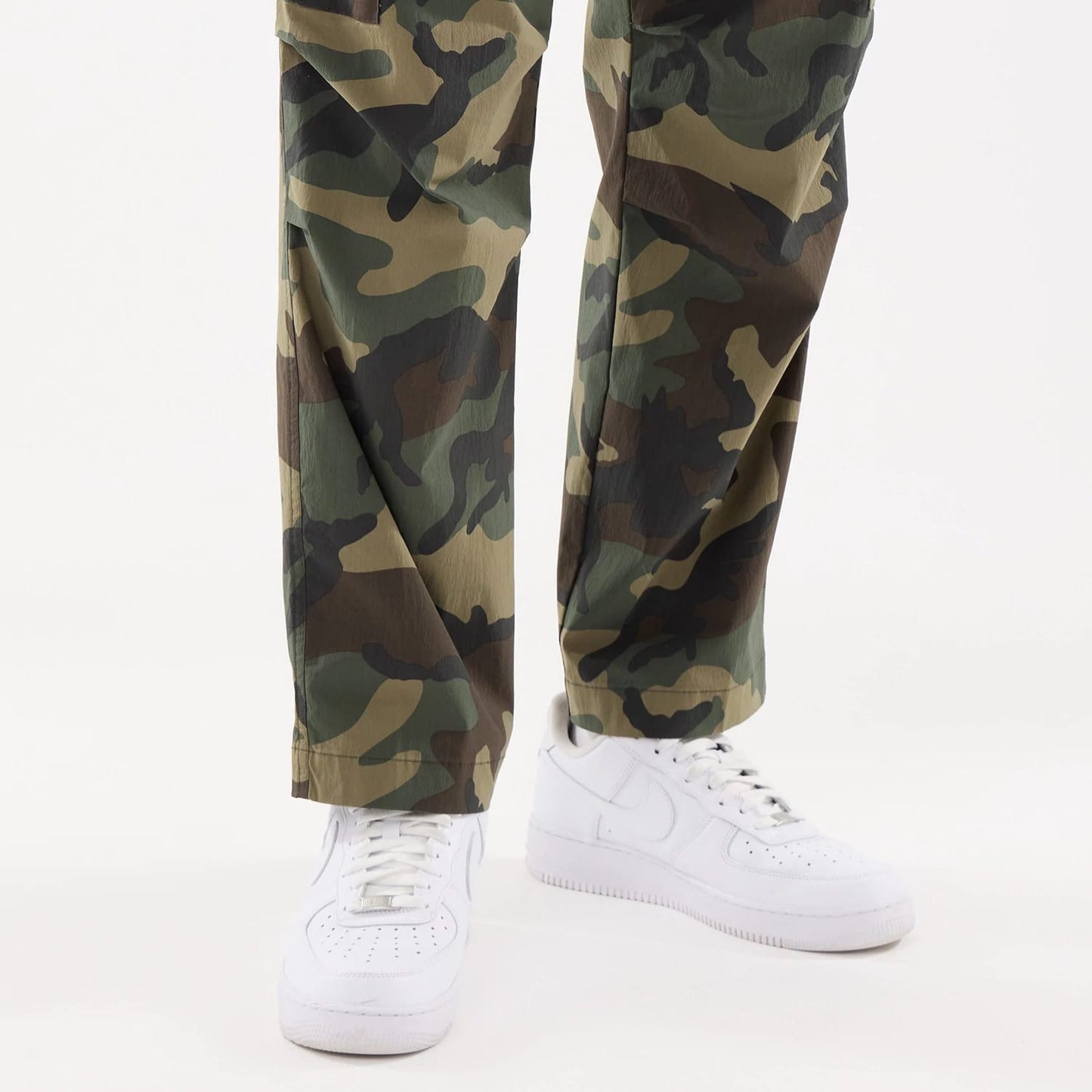 The model is wearing this New Era Originators Cargo Trousers in dark green. 3