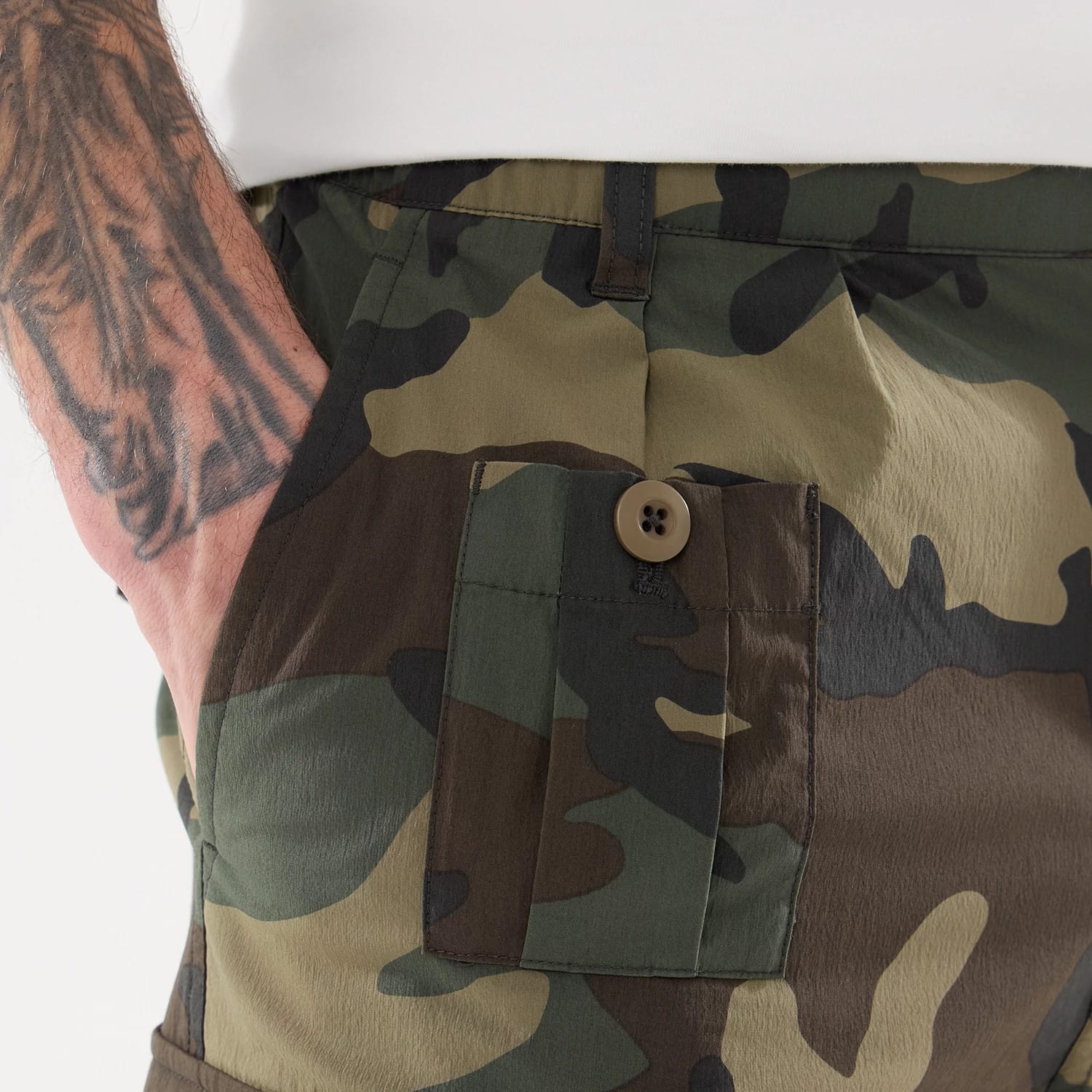 The model is wearing this New Era Originators Cargo Trousers in dark green. 4