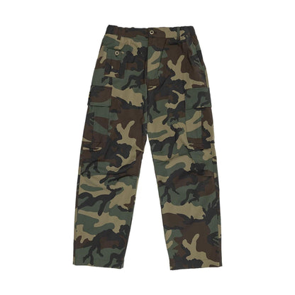 The model is wearing this New Era Originators Cargo Trousers in dark green. 1