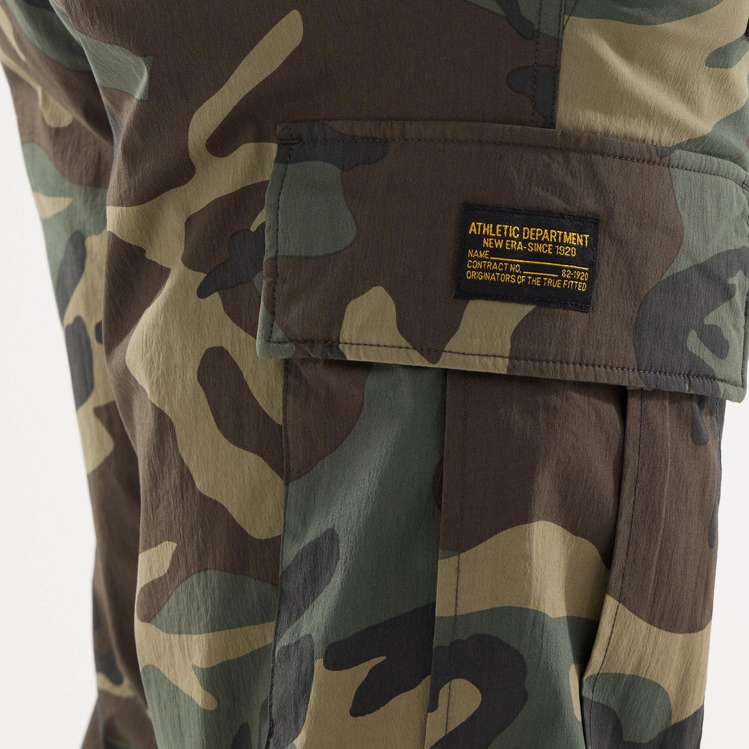 The model is wearing this New Era Originators Cargo Trousers in dark green. 5