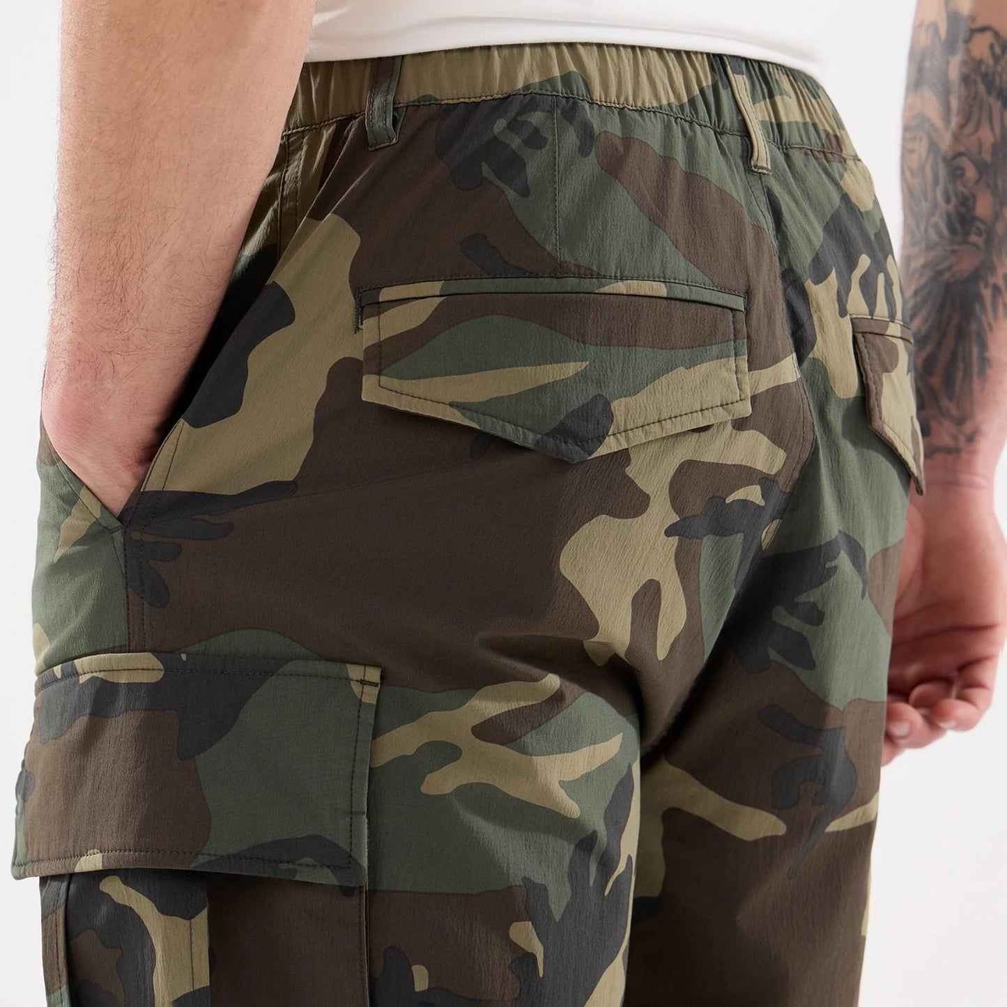 The model is wearing this New Era Originators Cargo Trousers in dark green. 7