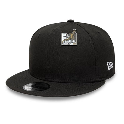Pictured is this New Era Player Pinbadge in silver. 2