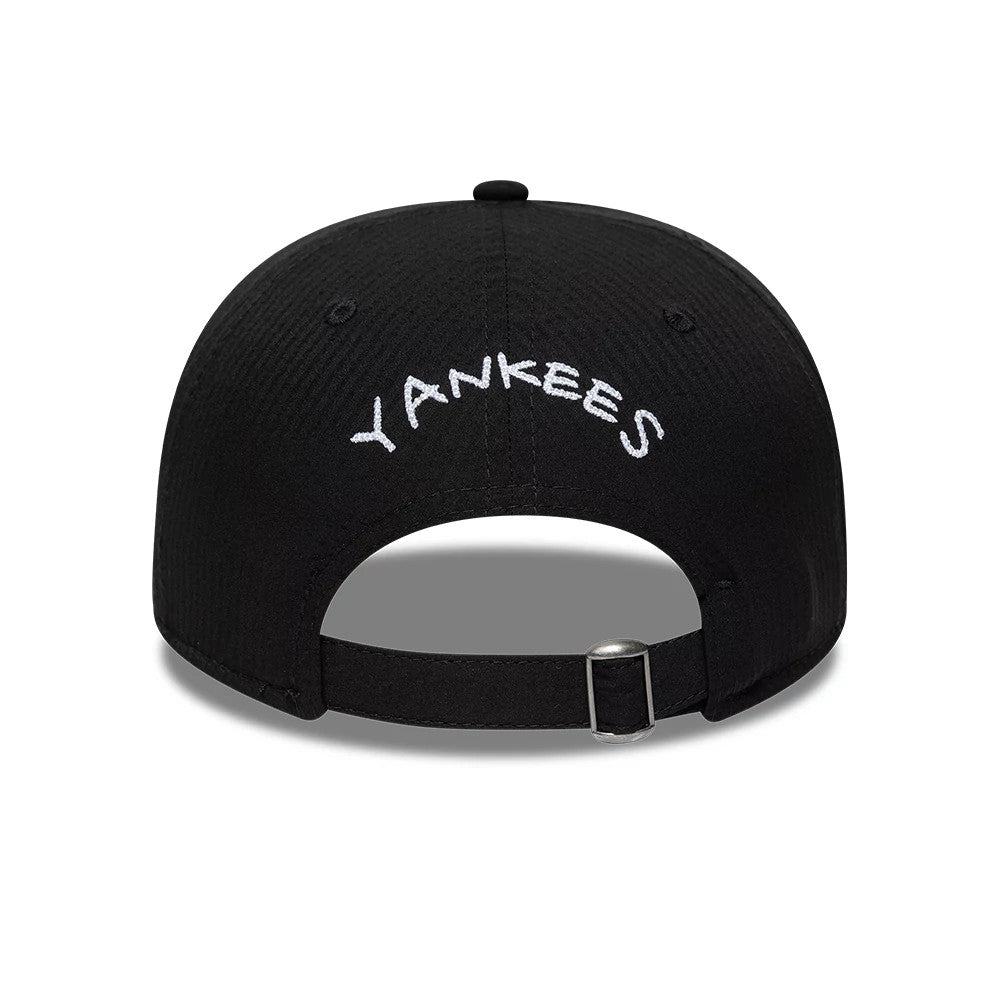 Pictured is this MLB Seersucker New York Yankees Retro Crown 9FIFTY cap in black. 4