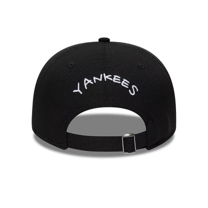Pictured is this MLB Seersucker New York Yankees Retro Crown 9FIFTY cap in black. 4