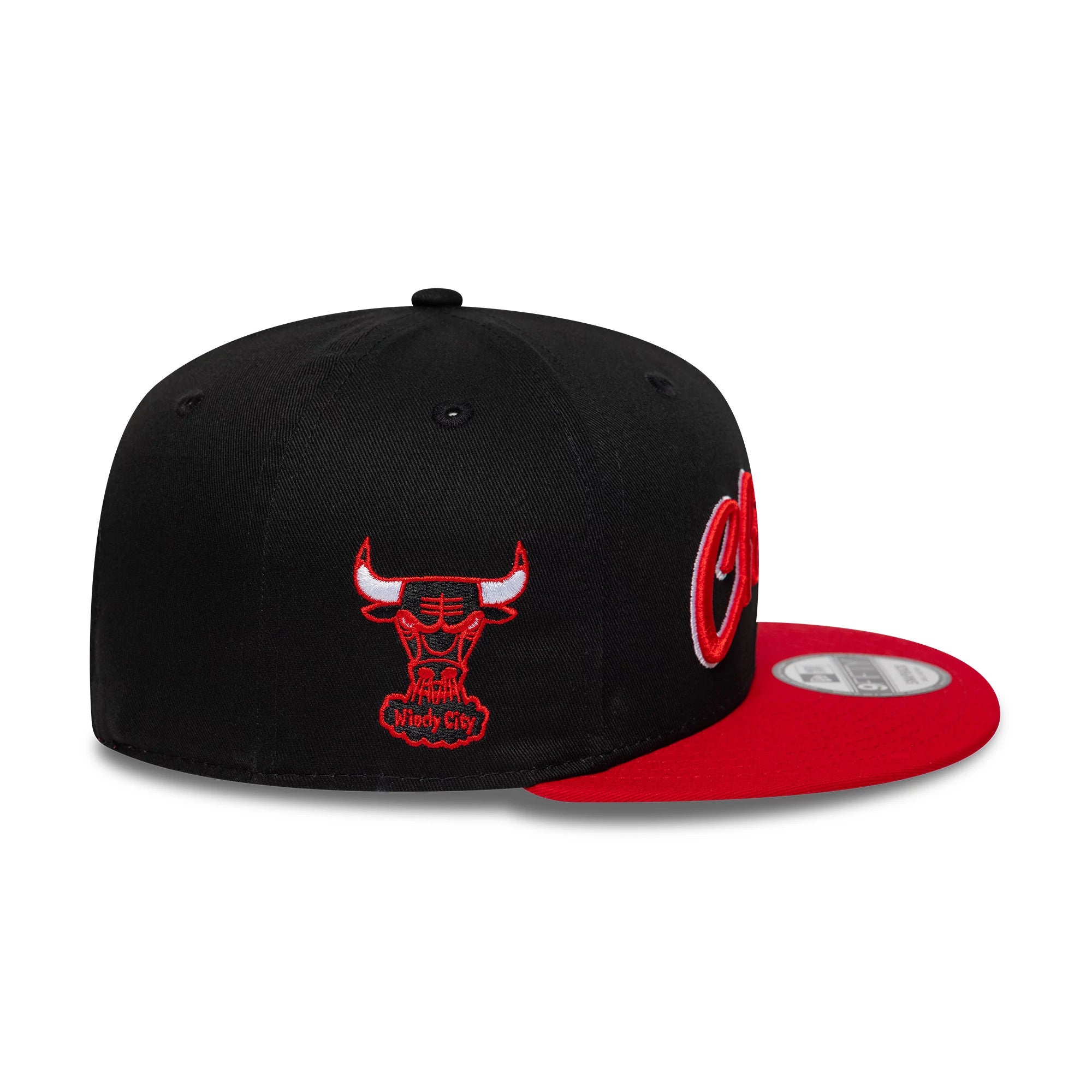 Pictured is this NBA Hardwood Classic Chicago Bulls 9FIFTY Snapback cap in black & red. 4