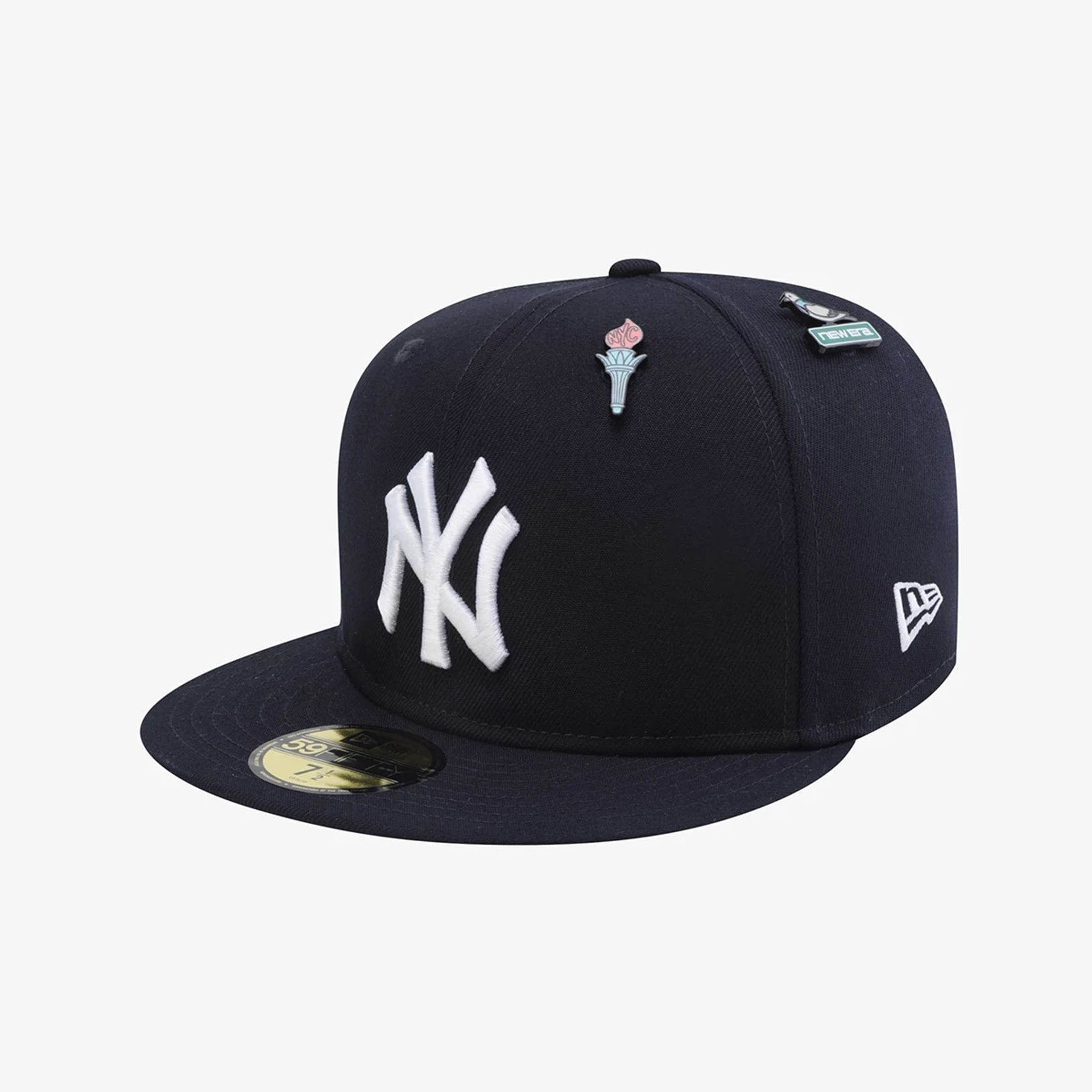 Pictured is this MLB 59FIFTY Day New York Yankees 59FIFTY Fitted cap in navy. 2