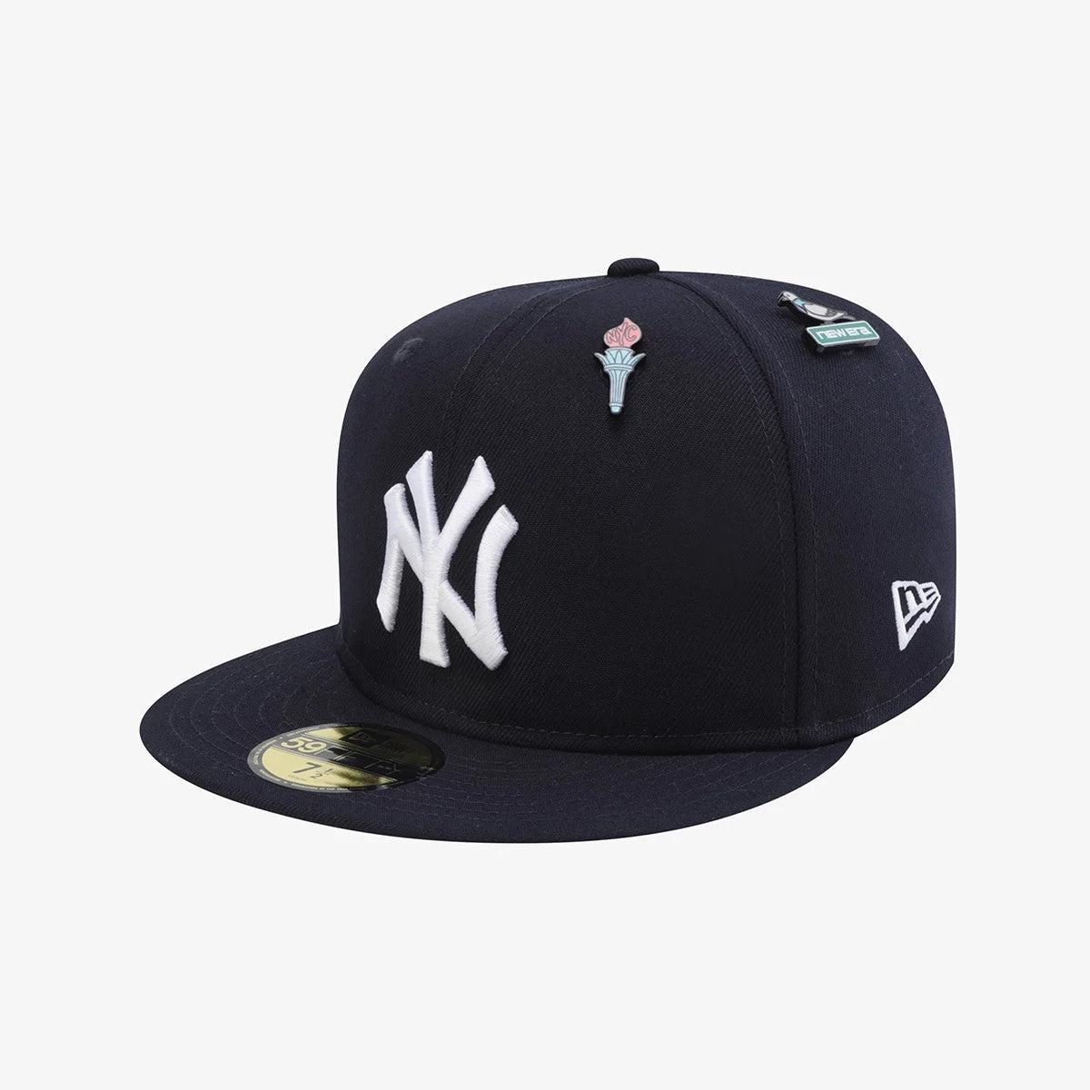 Pictured is this MLB 59FIFTY Day New York Yankees 59FIFTY Fitted cap in navy. 2