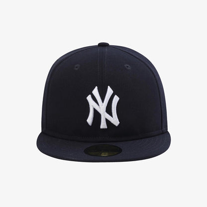 Pictured is this MLB 59FIFTY Day New York Yankees 59FIFTY Fitted cap in navy. 3