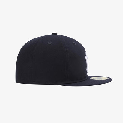 Pictured is this MLB 59FIFTY Day New York Yankees 59FIFTY Fitted cap in navy. 5
