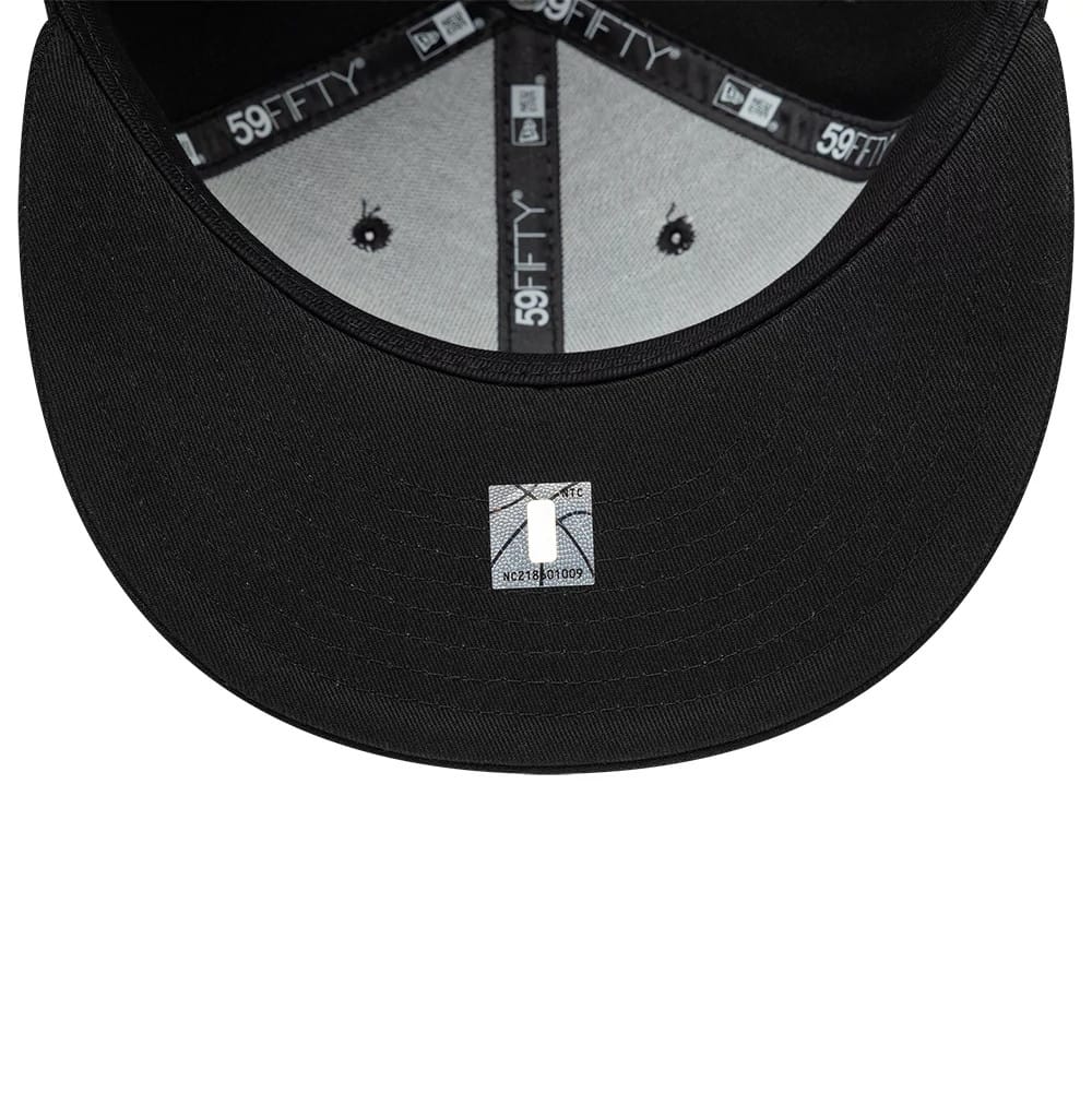 Pictured is this NBA Boutique Chicago Bulls 59FIFTY Fitted cap in black. 5