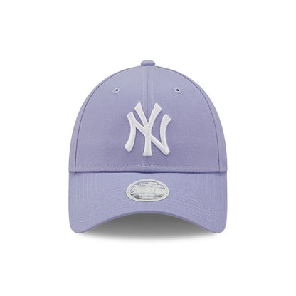 New York Yankees League Essentials Womens Lilac New Era 9FORTY Adjustable Cap, front view showing raised white embroidered NY logo on the front panel and a 9FORTY size sticker centred on the curved visor.