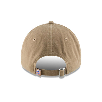 New York Mets MLB Core Classic Beige New Era 9TWENTY Adjustable Cap, rear view showing the Mets logo on a fabric strap with a silver buckle and eyelets, and a centred top button on the textured beige crown.