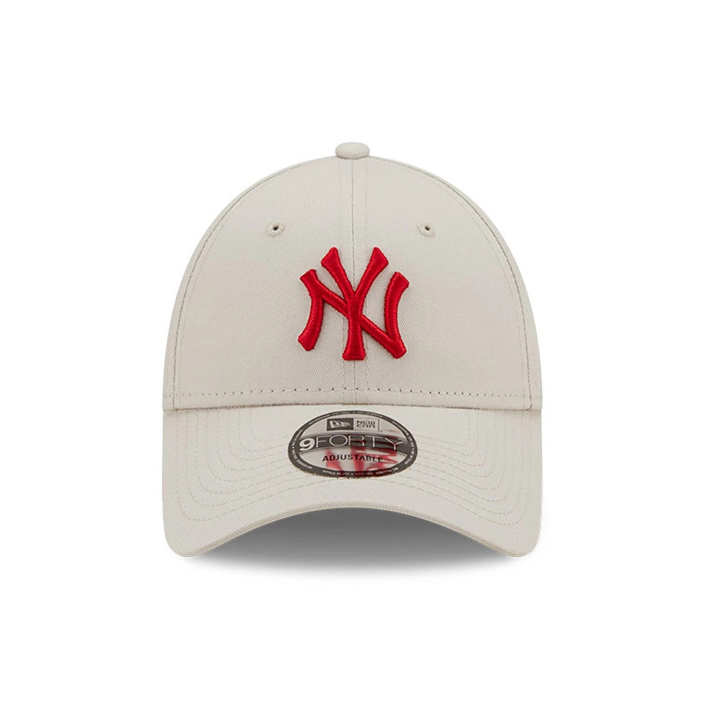 New York Yankees League Essential Stone New Era 9FORTY Cap, front view showing a raised red NY logo embroidered on the structured stone crown, with a 9FORTY size sticker on the curved visor and round top button.