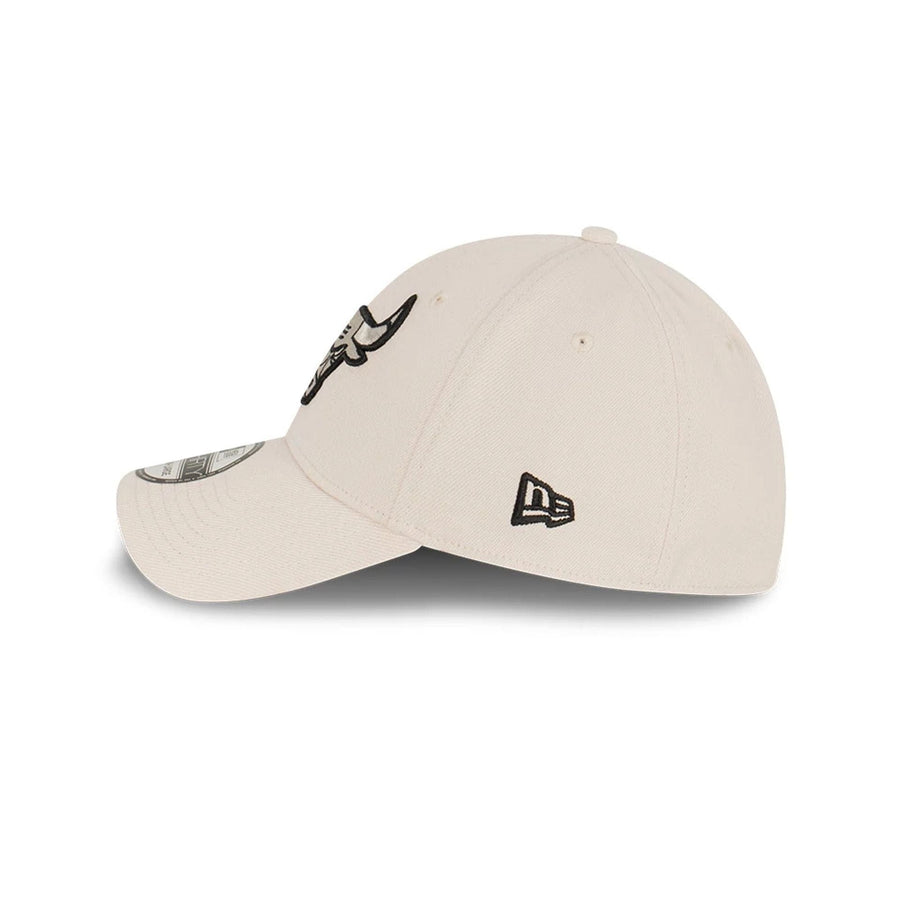 This is a Chicago Bulls Stone Cream 39THIRTY Stretch Fit Cap 4