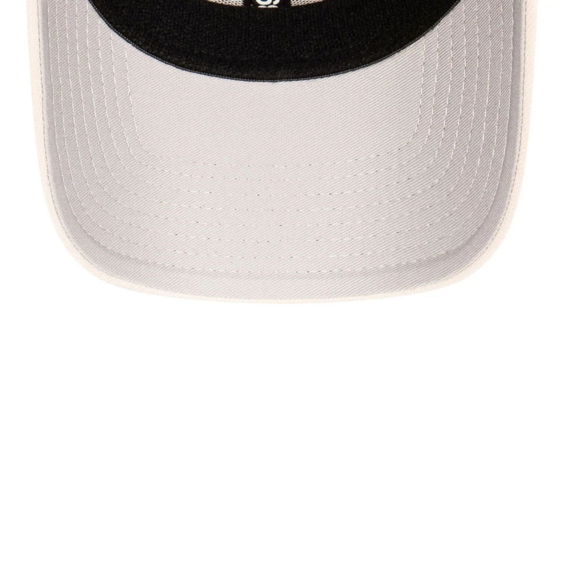 This is a Chicago Bulls Stone Cream 39THIRTY Stretch Fit Cap 6