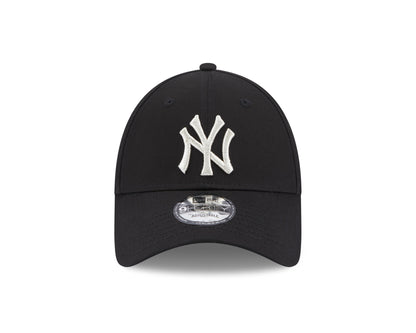 This is a New York Yankees Metallic Logo Womens Black 9FORTY Adjustable Cap 2