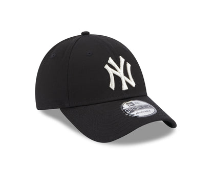 This is a New York Yankees Metallic Logo Womens Black 9FORTY Adjustable Cap 3