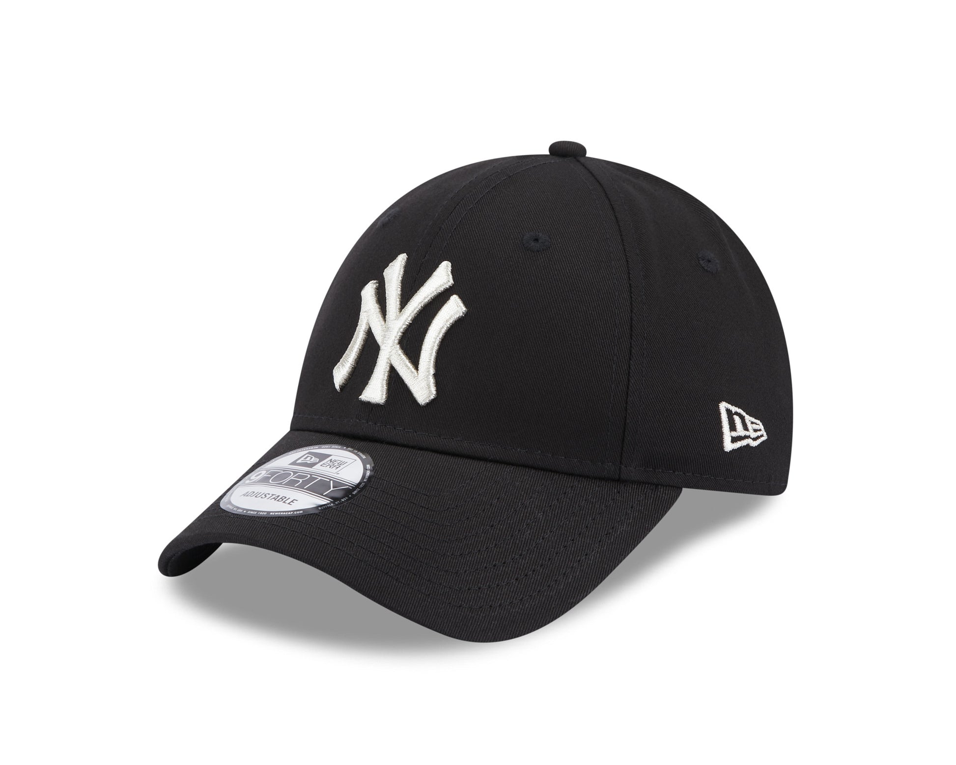 This is a New York Yankees Metallic Logo Womens Black 9FORTY Adjustable Cap 1