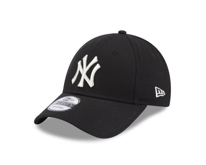 This is a New York Yankees Metallic Logo Womens Black 9FORTY Adjustable Cap 1