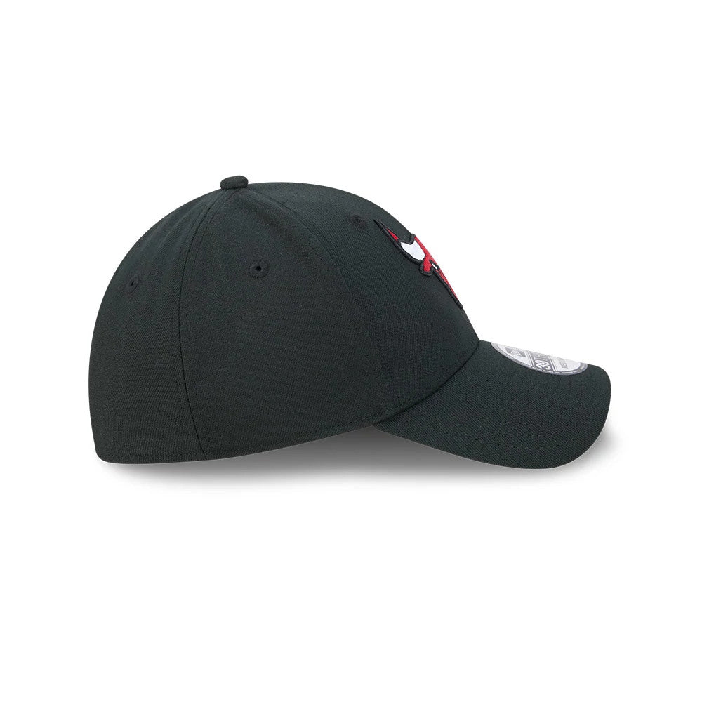 Pictured is this NBA Evergreen Chicago Bulls 39THIRTY Stretch Fit cap in black. 6