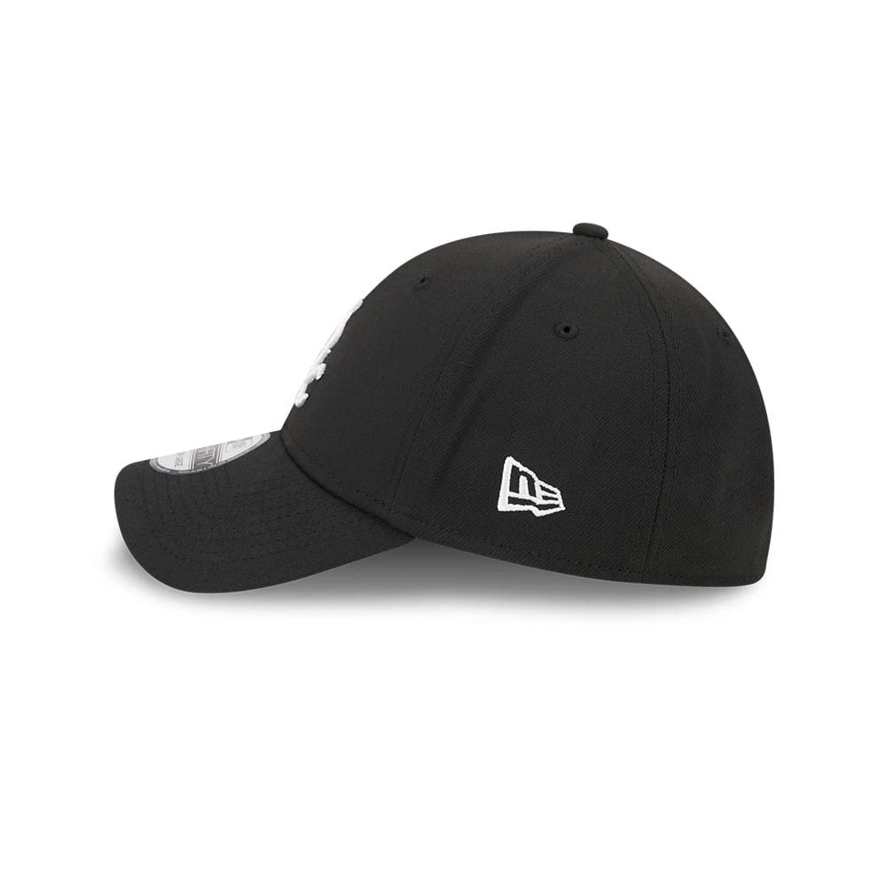 Pictured is this MLB Evergreen Chicago White Sox 39THIRTY Stretch Fit cap in black. 5