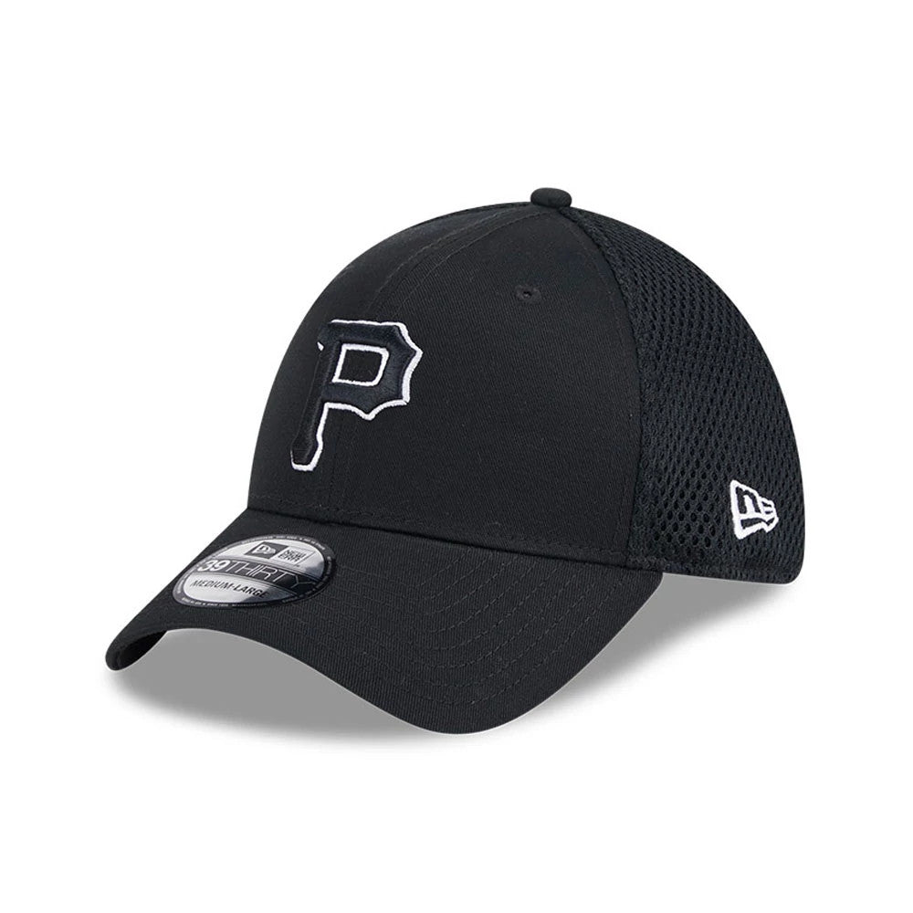 Pittsburgh Pirates MLB Evergreen Neo Black New Era 39THIRTY Stretch Fit Cap, front view showing the raised white embroidered P logo on the front panel, black mesh side panels, and a 39THIRTY size sticker on the curved visor.